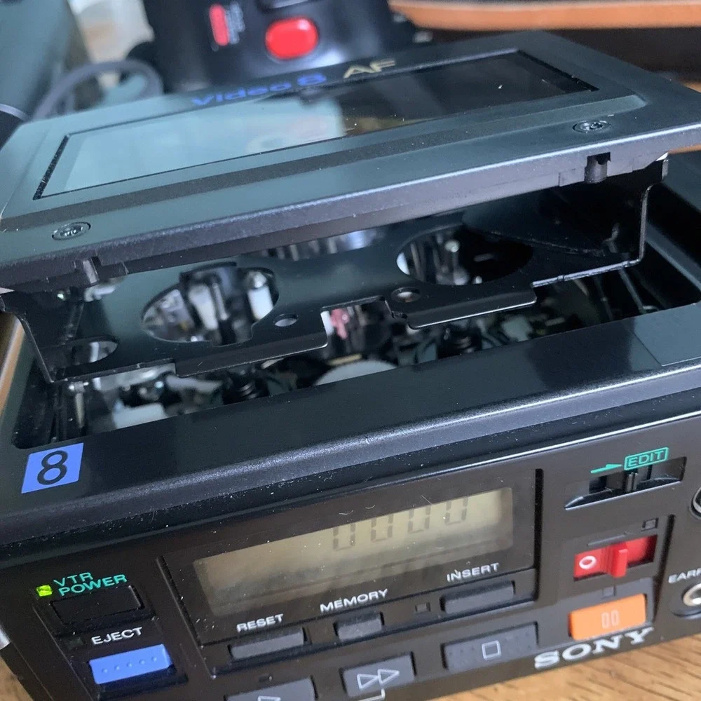 SONY CCD-V8AF /AFu Video8 8mm Video Camera Recorder With Accessories READ